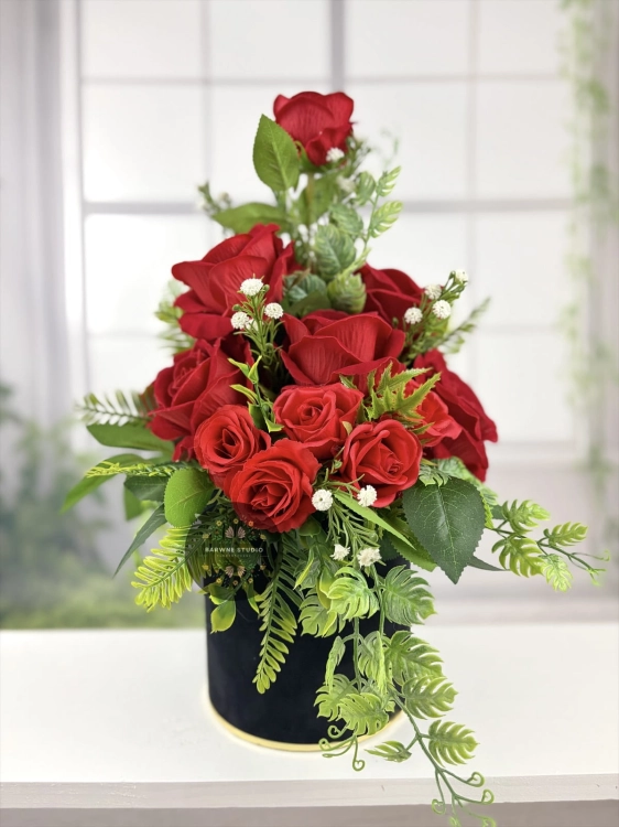 Czarny-flowerbox-czerwone-roze-dekoracja-kwiatowa
